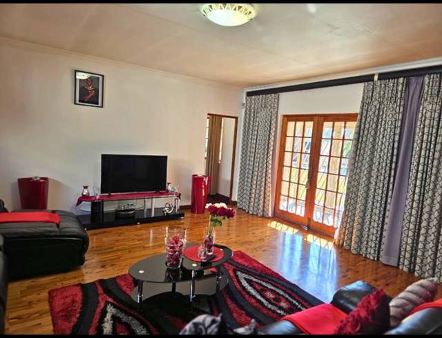 4 BEDROOM HOUSE FOR SALE IN VAN RIEBEECK PARK